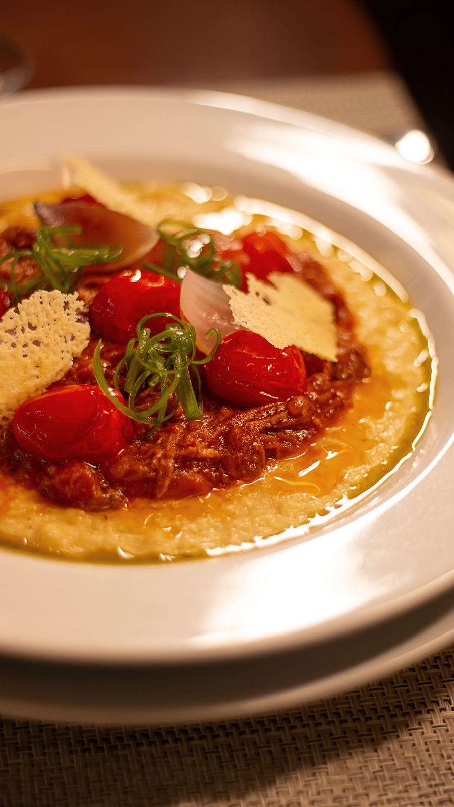 Angu de milho verde, ragu de cupim com linguiça artesanal e tomates assado. Foto: Muniz França